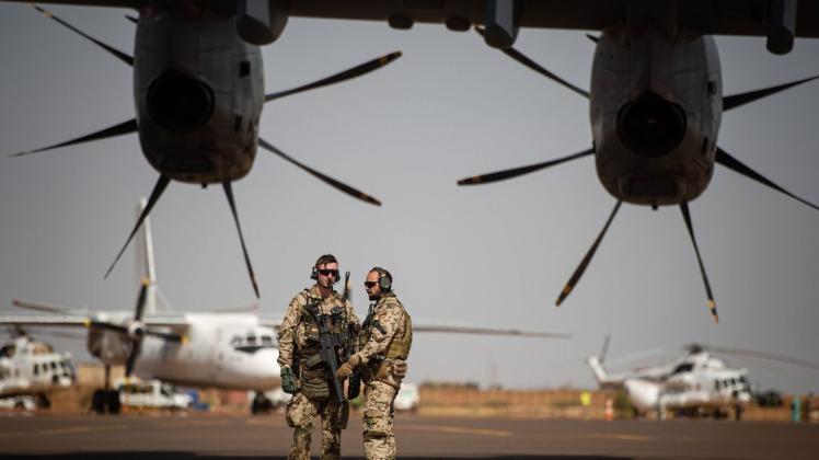 Einsatz in Mali: Deutsche Soldaten stehen am Flughafen in Gao und sichern ein Transportflugzeug.