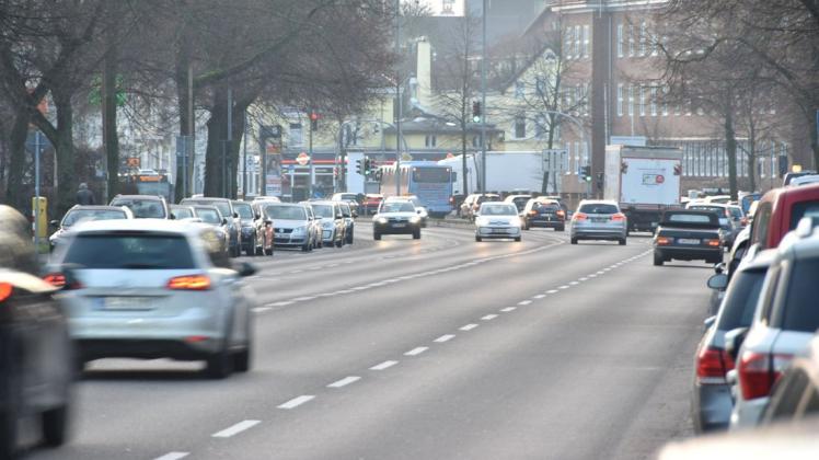 Im Zuge des Verkehrsversuchs soll die Fackenburger Allee in beide Fahrtrichtungen für Pkw-Fahrer einspurig werden. Eine zweite Spur ist dem ÖPNV und dem Radverkehr vorbehalten. Diese Pläne stoßen auf ein geteiltes Echo.