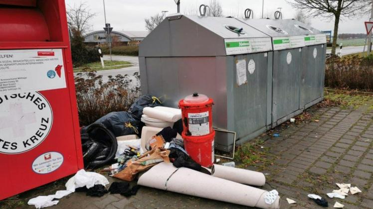 Illegale Müllentsorgung am Containerplatz Lintorf. Illegale Müllentsorgung am Containerplatz Lintorf.