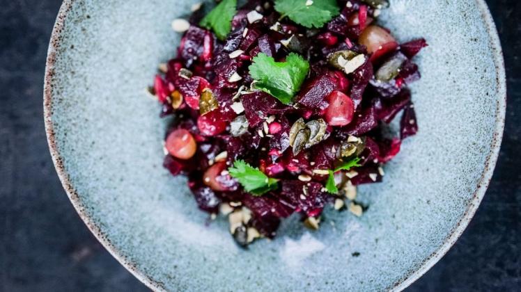 Rote Bete als Salat: Einfacher Wintersalat mit Trauben und Kürbiskernen.