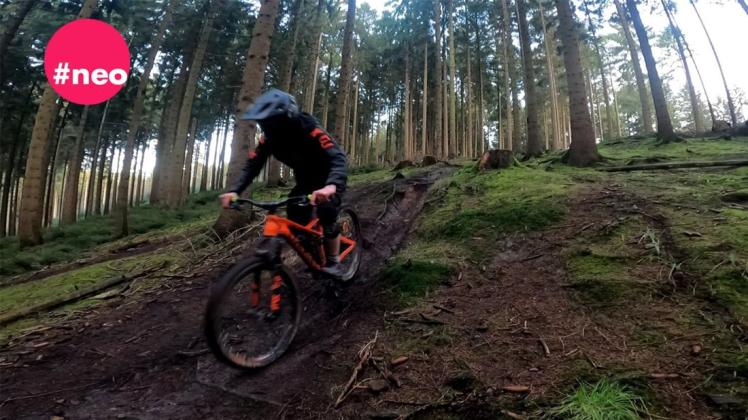 Der 16-jährige Tim Litzba fährt seit mehr als sechs Jahren Mountainbike. Er sammelt nun Unterschriften für eine angelegte Mountainbike-Strecke im Wald von Georgsmarienhütte, damit der Ärger mit Förstern und Waldbesitzern eine Ende hat.