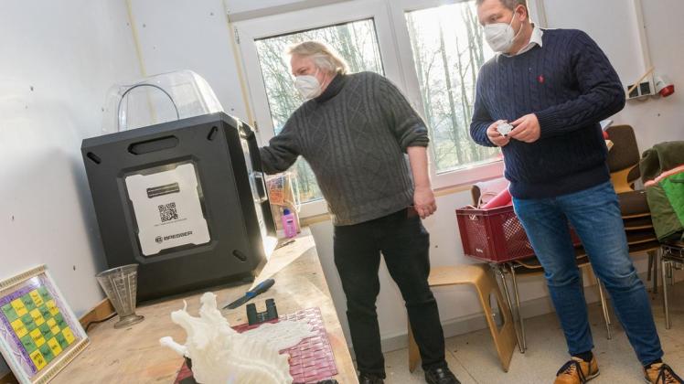 Jürgen Abeln (links) erläutert Guido Pott die Funktionsweise und Anwendungsmöglichkeiten des 3D-Druckers.