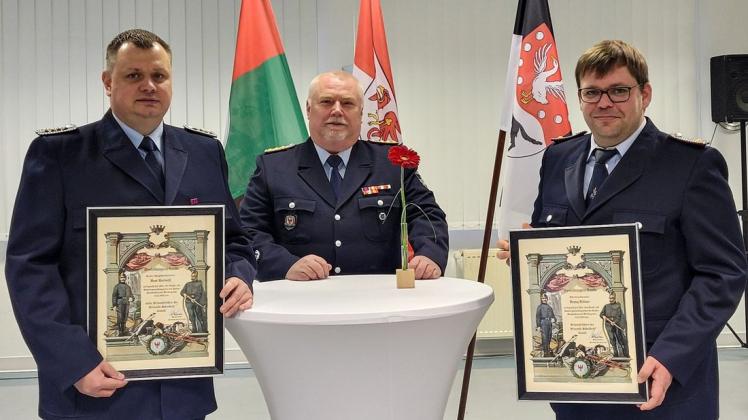 Führungswechsel in der Feuerwehr in Sadenbeck: Stellvertreter ist Rene Burisch, scheidender Wehrführer Thomas Lesker, neuer Wehrführer Denny Bittner (von links)