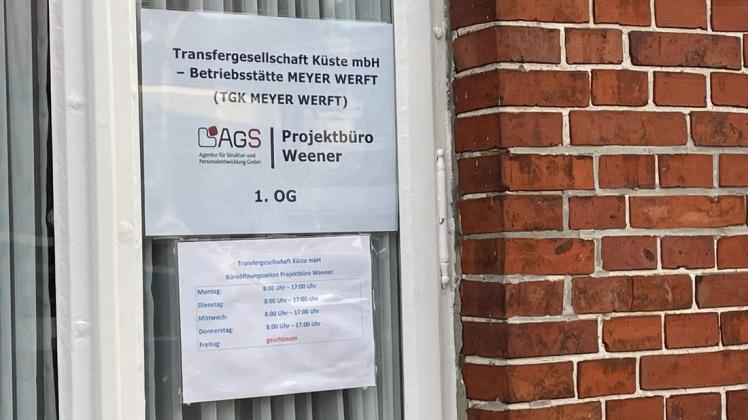 Am Seiteneingang des ehemaligen Uhren- und Schmuckgeschäftes Züchner in Weener befindet sich ein Hinweis auf die Büros der Transfergesellschaft.