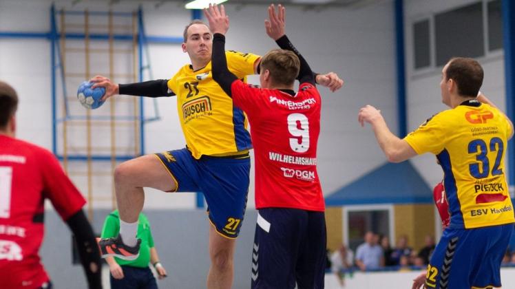 Der Pflichtspielstart im neuen Jahr verschiebt sich für die Eickener Verbandsliga-Handballer um Jonas Visse (hier gegen Wilhelmshaven am Ball).