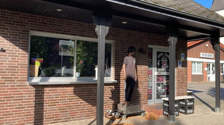 Seit Ende September ist "Neon Burger" in Ueffeln bereits geschlossen. Wie es weiter gehen soll, hat uns Albert Höhler als einer der Inhaber verraten (Archivfoto). Seit Ende September ist "Neon Burger" in Ueffeln bereits geschlossen. Wie es weiter gehen soll, hat uns Albert Höhler als einer der Inhaber verraten (Archivfoto).