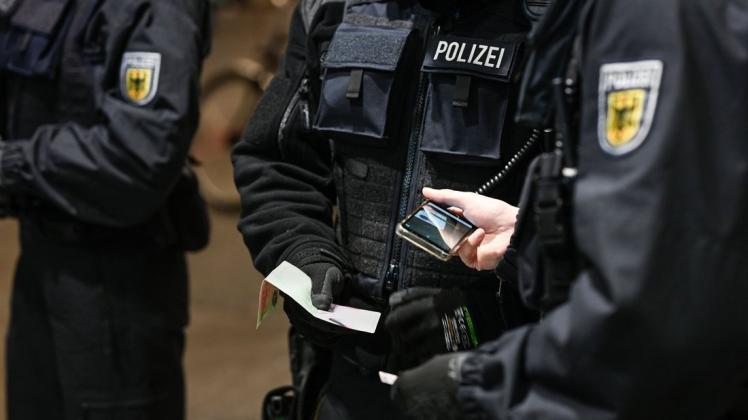 Als die Bundespolizisten eine 23-Jährige im Reisebus in Bad Bentheim kontrollierten, stellten sie fest, dass diese per Haftbefehl gesucht wird.