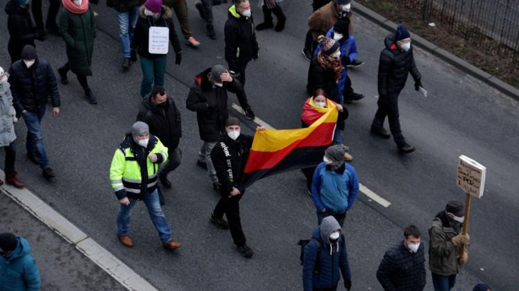 Mit umgedrehter Deutschlandfahne marschierten einzelne Teilnehmer der Corona-Demo vom 8. Januar 2022 durch Osnabrück. In rechtsextremen Kreisen gilt das als Zeichen für die Ablehnung der freiheitlich-demokratischen Grundordnung. Mit umgedrehter Deutschlandfahne marschierten einzelne Teilnehmer der Corona-Demo vom 8. Januar 2022 durch Osnabrück. In rechtsextremen Kreisen gilt das als Zeichen für die Ablehnung der freiheitlich-demokratischen Grundordnung.