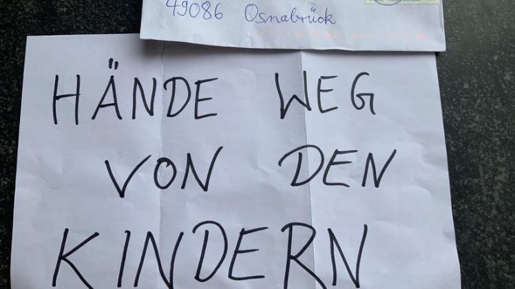 Ein anonymer Brief mit dem Inhalt "Hände weg von den Kindern" hat kurz vor der Corona-Demo am 8. Januar 2022 mehrere Osnabrücker Ratsleute erreicht, unter anderem die Bürgermeisterin Eva-Maria Westermann. Die Polizei vermutet eine politisch motivierte Tat.