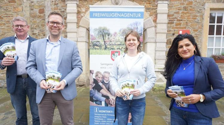 Auch die Freiwilligenagentur der Samtgemeinde Fürstenau unterstützt die Fluthilfe-Aktion der Schüler von IGS-Lehrerin Stefanie Schröer (Dritte von links) – hier mit Thomas Wagener (links), Matthias Wübbel und Antigone Mally.