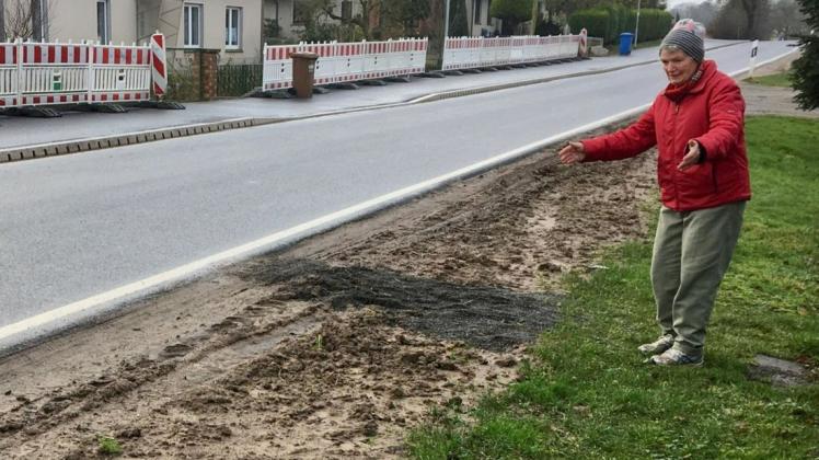 Anwohnerin Lilly Wiepert ist entsetzt: Die Bankette vor ihrem Grundstück ist auf einer Breite von 1,50 Metern komplett breitgefahren und hinüber. Hier wächst kein Gras mehr. Über den Matsch hat ihr Mann einen schmalen Streifen Schotter gelegt, so kommen sie wenigstens trockenen Fußes auf ihr Grundstück.