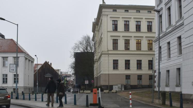 Abgepollert, grau und hässlich sieht der Platz hinter der Staatskanzlei aus. Er soll noch in diesem Jahr neu gestaltet werden.