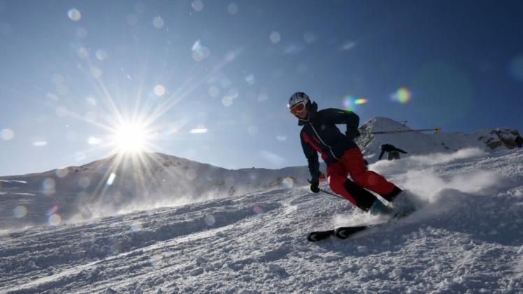 Kinder, Jugendliche und junge Erwachsene können in Südtirol im Februar Skifahren lernen.