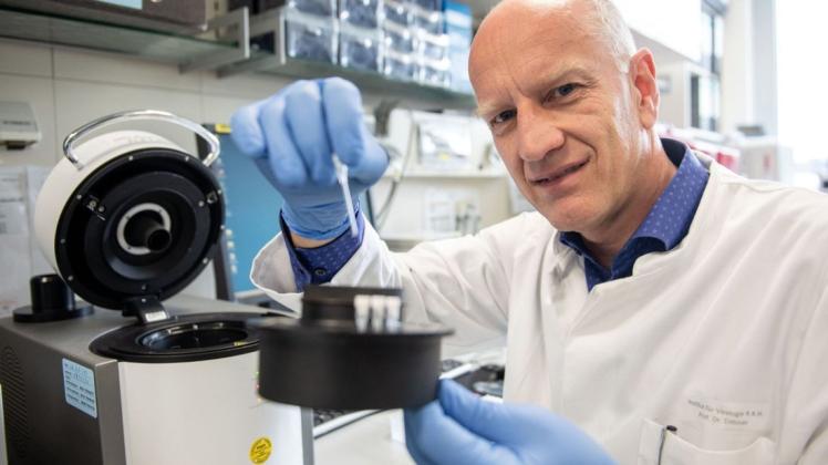 Ulf Dittmer, Leiter des Instituts für Virologie der Universitätsklinik, arbeitet in einem Labor an der sogenannten PCR-Maschine. Damit können Patientenabstriche, die sich in kleinen Glaskapillaren befinden, auf Viren untersucht werden. (zu dpa «Neue Corona-Studie: Antikörper können vermutlich für Immunität sorgen»)