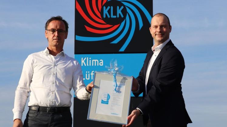 Bekommt nicht jeder: KLK-Geschäftsführer Lars Brunken (l.) nimmt das Zertifikat, das Marco Krahberg von Creditreform mitgebracht hat, entgegen.