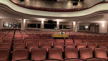Noch bis Ende Januar bleibt der Zuschauerraum im Volkstheater Rostock leer.