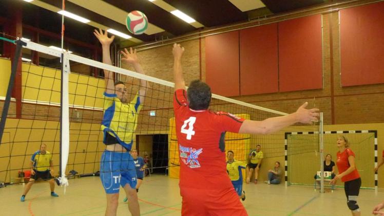 Das Team der TPBS Prignitz (hinter dem Netz) bleibt nach dem 3:0 gegen  Empor/Grün-Rot Wittenberge (r.) Verfolger des Spitzenreiters Blau-Weiß Perleberg.