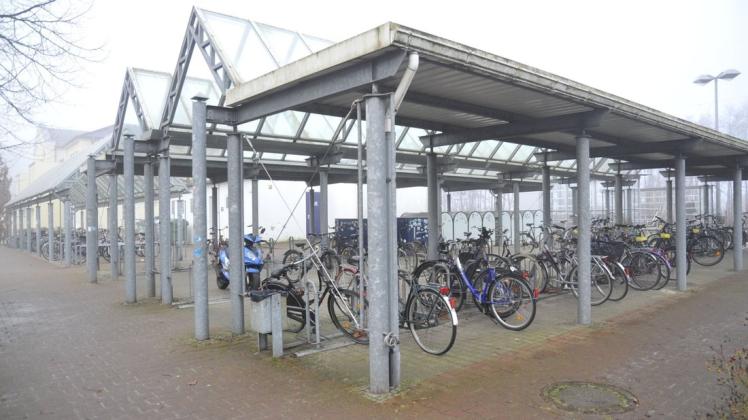 "Die Sicherheit der Fahrräder kann aktuell nicht gewährleistet werden", urteilt die Stadt Papenburg über die gegenwärtige Abstellanlage für Drahtesel beim Bahnhof.