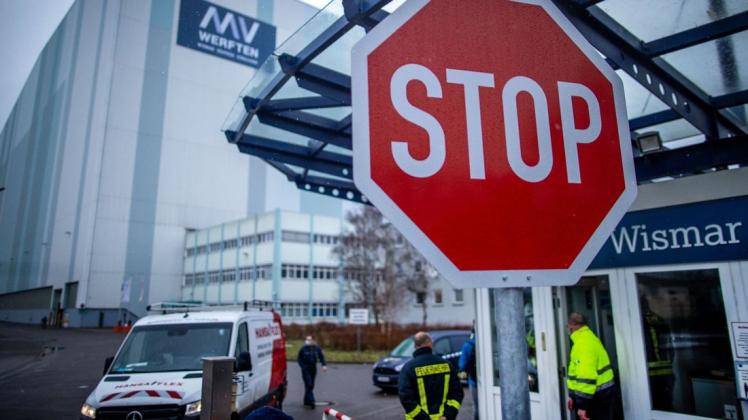 Der Fortbestand der MV Werften ist akut gefährdet, die Löhne der Mitarbeiter konnten nicht planmäßig gezahlt werden. Bund, Land und Werfteigner Genting Hongkong konnten sich bislang nicht auf ein neues Rettungspaket einigen.
