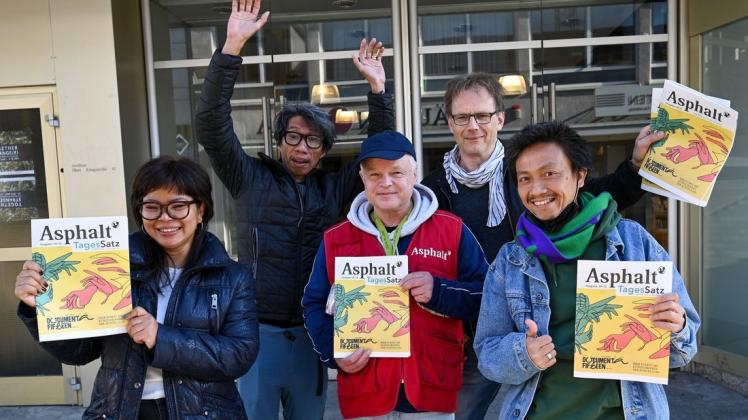 Da schien die Welt für die Documenta noch in Ordnung: Daniella Fitriab (l-r), Iswanto Hartono (beide vom Künstlerkollektiv ruangrupa), Stefan Marx (Verkäufer der Straßenzeitung "Asphalt"), Volker Macke (Redaktionschef "Asphalt") und Reza Afisina (ruangrupa) präsentierten vor dem ruruHaus die Oktober-Ausgabe der "Asphalt" mit der kompletten Künstlerliste der ausstellenden Künstlerinnen und Künstler der «documenta fifteen». Jetzt muss sich die Weltkunstschau mit dem Vorwurf auseinandersetzen, auf ihrer Künstlerliste würden antisemitische Positionen unterstützt. Foto: Uwe Zucchi/dpa Da schien die Welt für die Documenta noch in Ordnung: Daniella Fitriab (l-r), Iswanto Hartono (beide vom Künstlerkollektiv ruangrupa), Stefan Marx (Verkäufer der Straßenzeitung "Asphalt"), Volker Macke (Redaktionschef "Asphalt") und Reza Afisina (ruangrupa) präsentierten vor dem ruruHaus die Oktober-Ausgabe der "Asphalt" mit der kompletten Künstlerliste der ausstellenden Künstlerinnen und Künstler der «documenta fifteen». Jetzt muss sich die Weltkunstschau mit dem Vorwurf auseinandersetzen, auf ihrer Künstlerliste würden antisemitische Positionen unterstützt. Foto: Uwe Zucchi/dpa