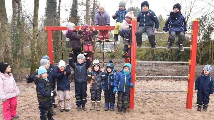 Die Kinder des Kindergartens Birkenhof haben sich ihr neues Spiel- und Klettergerät ganz schnell erobert. Die Kinder des Kindergartens Birkenhof haben sich ihr neues Spiel- und Klettergerät ganz schnell erobert.
