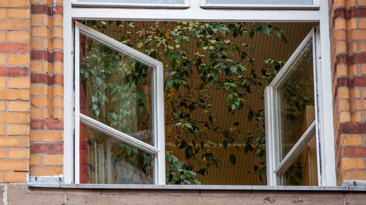 Durch ein zum Lüften geöffnetes Fenster sind unbekannte Täter in ein Wohnhaus in Bramsche eingedrungen (Symbolfoto).