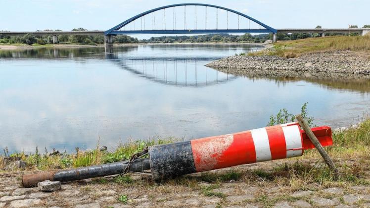 Extremes Niedrigwasser in der Elbe wie hier 2018 bei Dömitz macht eine zuverlässige Schifffahrt wirtschaftlich fast unmöglich.