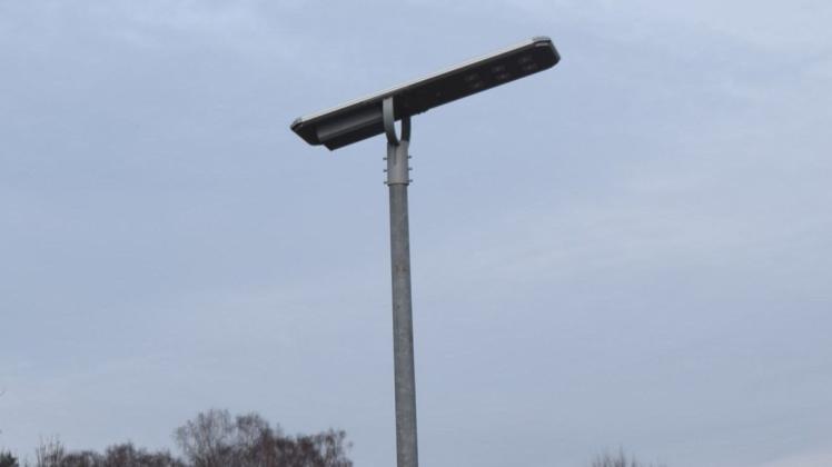 Eine der Solar-Lampen, die unter anderem in Dabel getestet und in Witzin errichtet wurden. Die autarken Laternen haben zum Teil mit dem norddeutschen Wetter zu kämpfen.