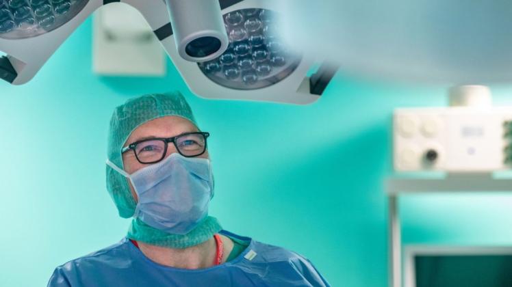 Der Ärztliche Direktor der Schweriner Helios-Kliniken, Prof. Dr. Jörg-Peter Ritz, berichtet, dass ungeachtet der angespannten Situation in der Onkologie noch keine Tumor-OP verschoben werden musste.