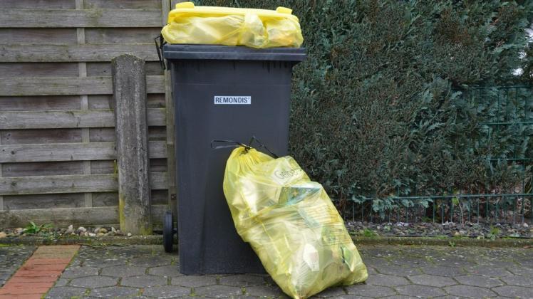 Ausnahmeweise dürfen bei der Abholung der Wertstofftonne im Januar noch gelbe Säcke daneben gelegt werden. Ausnahmeweise dürfen bei der Abholung der Wertstofftonne im Januar noch gelbe Säcke daneben gelegt werden.