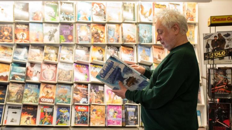 Er liest immer noch gerne selbst in ihnen: Ebi Wilke verkauft seit fast vier Jahrzehnten Comics in Osnabrück. Er liest immer noch gerne selbst in ihnen: Ebi Wilke verkauft seit fast vier Jahrzehnten Comics in Osnabrück.
