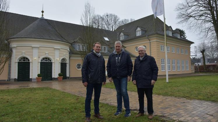 Jürgen Böckenhauer (von links) und Dietmar Hirsch aus dem Stadtteilbeirat freuen sich mit Horst Saggau, dem Beiratsvorsitzenden des Mehrgeneratioenhauses, auf das Volkshaus-Jubiläum, das im Mai 2022 groß gefeiert werden soll.