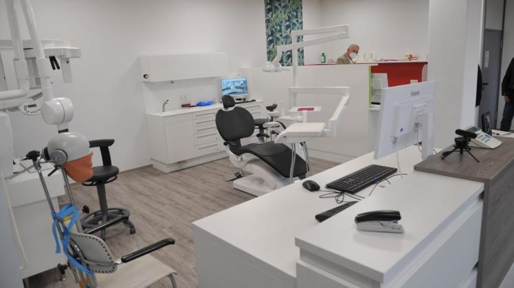 Voll funktionsfähig ist diese Zahnarztpraxis, die der Landkreis Emsland als Schulträger für knapp 90.000 Euro in den BBS Papenburg eingerichtet hat. Davon sollen auch die angehenden Kaufleute im Gesundheitswesen profitieren.
