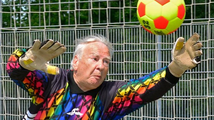 Der gebürtige Rehnaer Wolfgang Kaben musste als wohl dienstältester Torwart seine sportliche Laufbahn im Alter von 86 Jahren beenden.