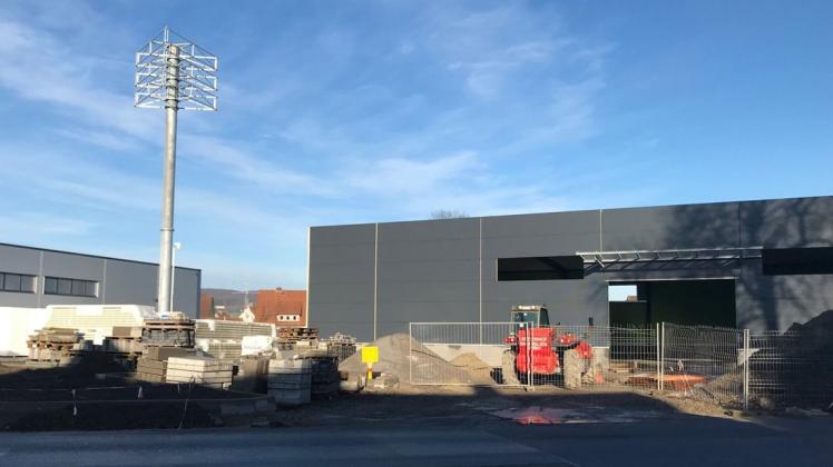Die Bauarbeiten am Dissener Kreisel gehen voran: Würth (links) wurde im vergangenen Jahr fertig. Das Gebäude für Fressnapf steht auch schon. Die Bauarbeiten am Dissener Kreisel gehen voran: Würth (links) wurde im vergangenen Jahr fertig. Das Gebäude für Fressnapf steht auch schon.
