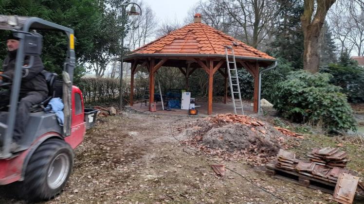 In Arbeit: der neue Pavillon in der Dorfmitte des Bippener Ortsteiles Hartlage.