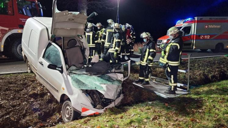 Um den lebensgefährlich verletzten Neuenkirchener aus dem Wrack zu befreien, mussten die Rettungskräfte das Dach des VW aufschneiden.