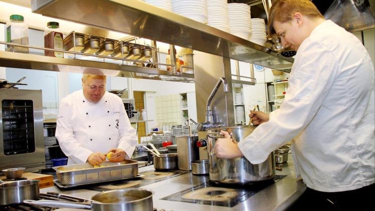 Meyerhof Heiligenrode bildet zum ersten Mal seit fünf Jahren wieder aus. Arbeit in der Küche. (Symbolfoto)