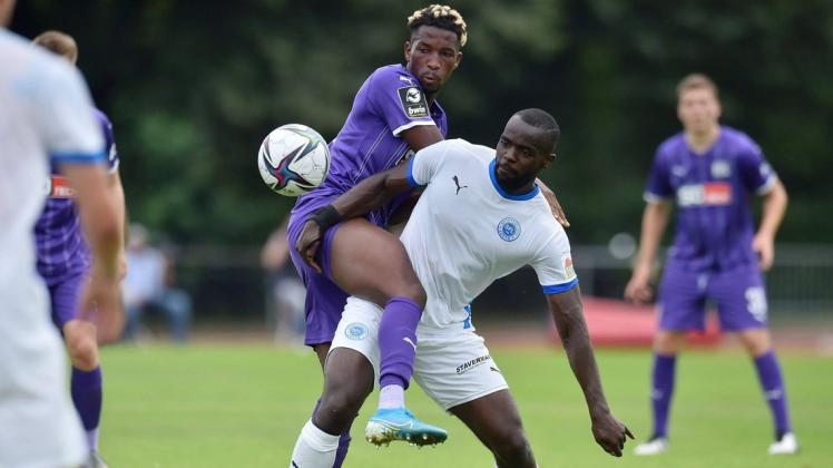 Im Sommer Testspielgegner, nun vielleicht bald Mannschaftskollegen: VfL-Talent Hakim Traore (lila-Trikot) und Lottes Defensivspieler Manasse Fionouke.