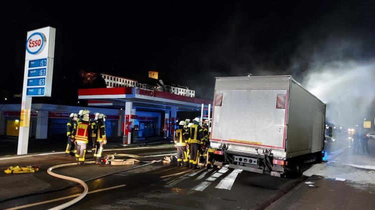 Als der Notruf bei der Feuerwehr eingegangen ist, hat der Lkw bereits lichterloh gebrannt. 