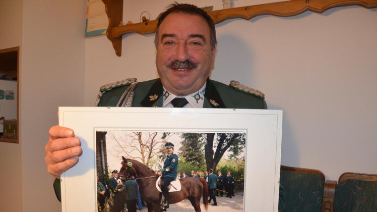Dieter Thust mit einem Erinnerungsfoto als Kommandeur der Schützen Kalkriese hoch zu Ross.