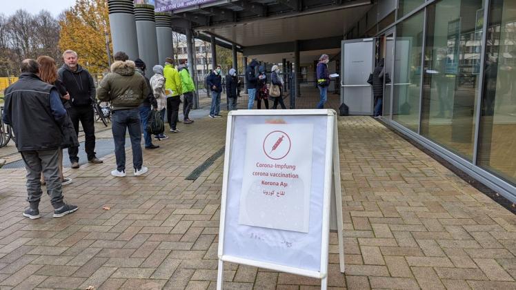 Wie in der Osnabrück-Halle am 13. November findet an diesem Wochenende eine Impfaktion in der Arztpraxis an der Bischofsstraße statt. Dort wird an jedem Wochenende im Dezember geimpft. Wie in der Osnabrück-Halle am 13. November findet an diesem Wochenende eine Impfaktion in der Arztpraxis an der Bischofsstraße statt. Dort wird an jedem Wochenende im Dezember geimpft.