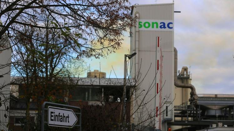 Nach der Explosion beim Unternehmen Sonac an der Ulanenstraße in Lingen war eine gelbe Rauchwolke zu sehen.