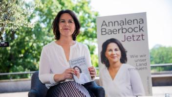 Hier bei der Buchvorstellung im vergangenen Sommer war die Welt von Annalena Baerbock noch in Ordnung. Jetzt lässt die gescheiterte Kanzlerkandidatin der Grünen das Buch nach zahlreichen Plagiatsvorwürfen nicht mehr nachdrucken.