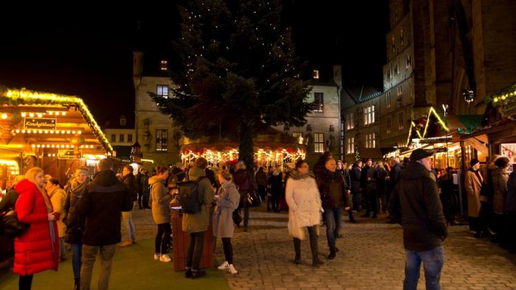 Wie voll ist es aktuell auf dem Weihnachtsmarkt? Die Stadt stellt den Besucherandrang mit einer Ampel da, die online zu finden ist. Die Ampel soll dazu beitragen, aufgrund der Besucherströme aufgrund der Corona-Pandemie etwas lenken zu können.
