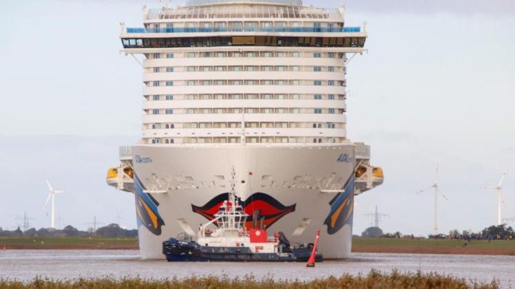 Von der Sonne angestrahlt ragt hier das vorerst letzte Kreuzfahrtschiff der Meyer Werft für AIDA Cruises empor.