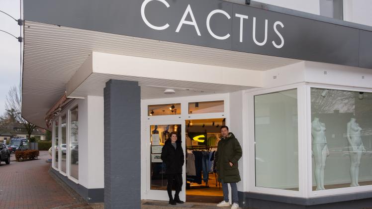 Verkäuferin Christin Steinkamp (links) und Kai Horstmann (Chef der Cactus-Kette) präsentieren den neuen Laden in Ganderkesee