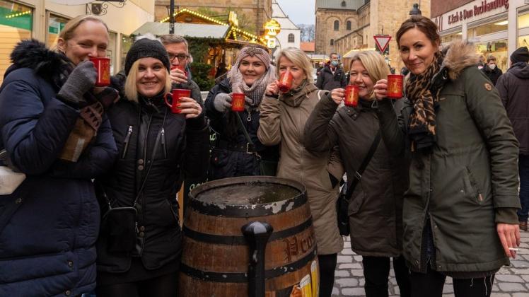 Warm eingepackt und mit Glühwein hat es sich diese Gruppe auf dem Osnabrücker Weihnachtsmarkt 2021 gemütlich gemacht.