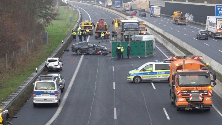 Bei einem schweren Unfall auf der A1 ist am Montagvormittag ein 45-Jähriger aus Osnabrück ums Leben gekommen.