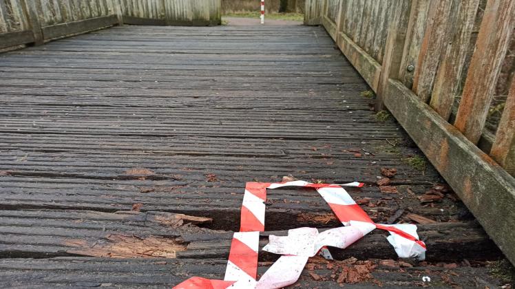 Die Holzbrücke am Haselünner See ist an einigen Stellen beschädigt.